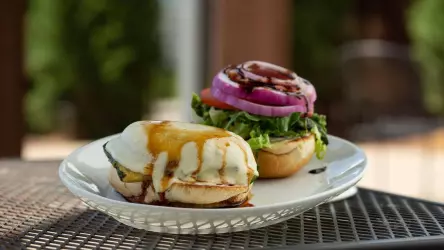 Camera crew from ‘America’s Best Restaurants’ descend on Wichita burger restaurant